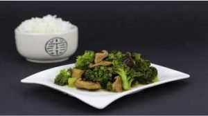 prato com brócolis cozido e cogumelos, no fundo cumbuca com arroz