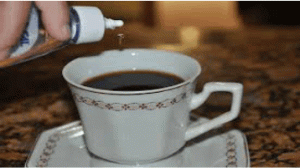 xícara de café e gotas de adoçante