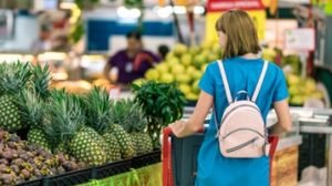 mulher comprando abacaxi
